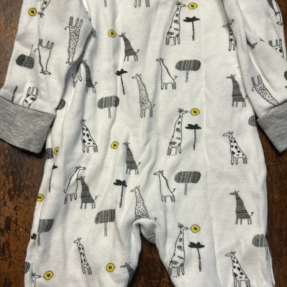 Set of 3 different brand 3-6 months baby outfits. - Picture 9 of 9